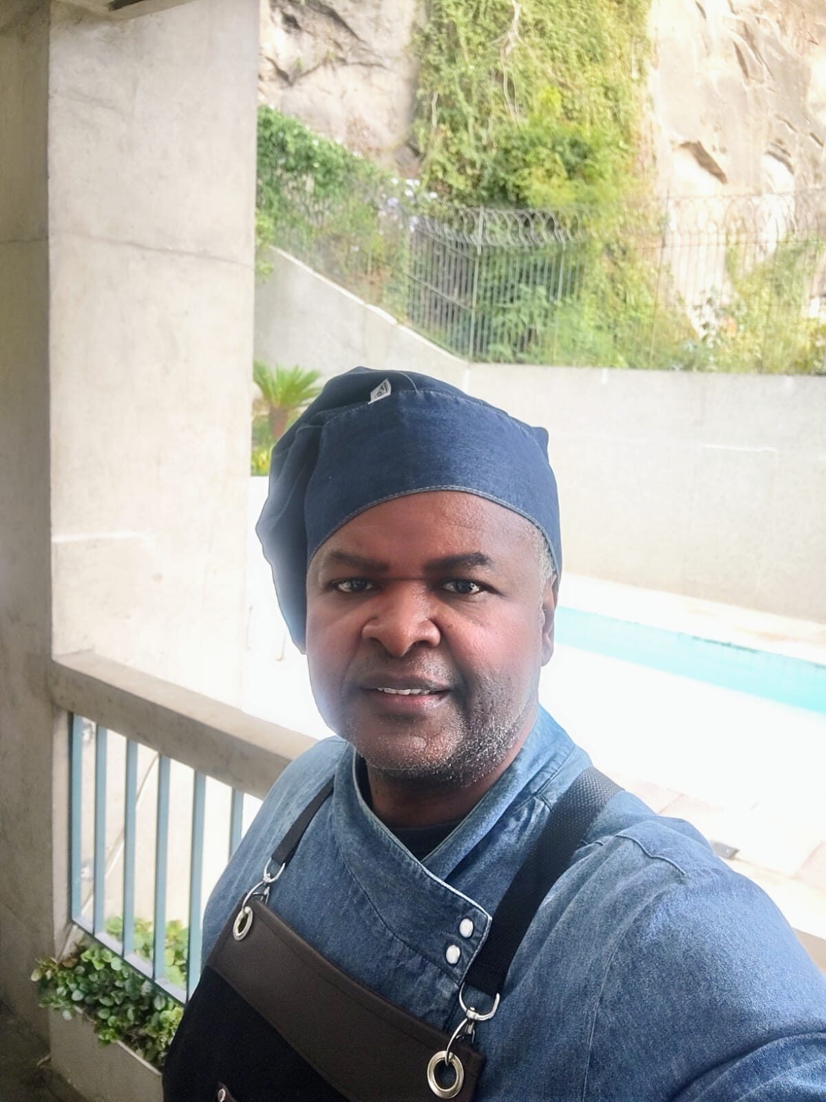 Chef Ed Cruz uniformizado, de dólmã e bandana jeans, durante um evento
