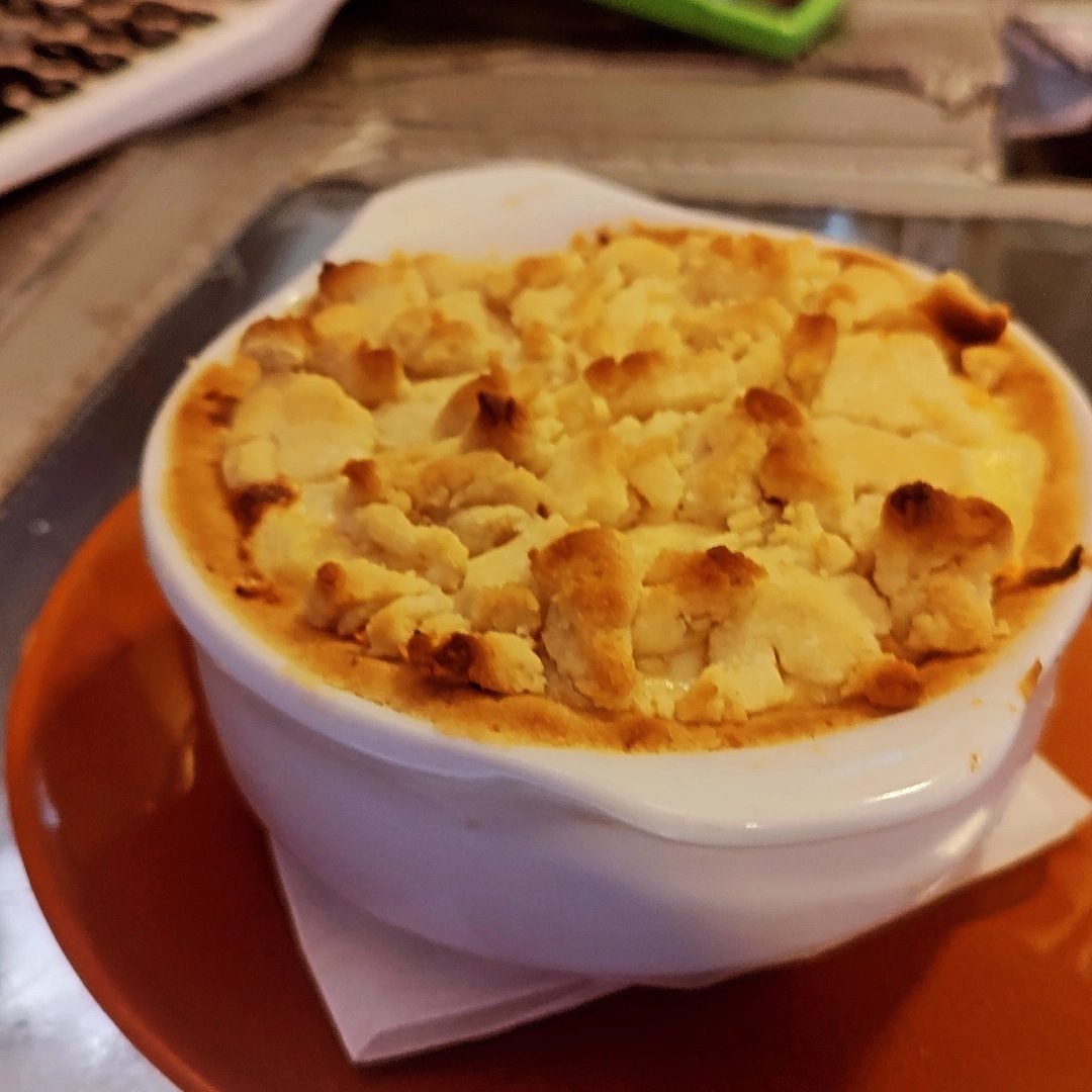 Escondidinho gratinado com purê de batata dourado em travessa branca